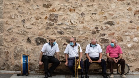 Mitglieder einer lokalen Musikgruppe tragen Mundschutze bei Madrid (Foto: picture-alliance / Reportdienste, Bernat Armangue)