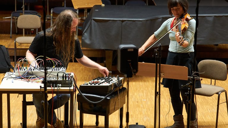 Akiko Ahrendt & Florian Zwißler bei der Produktion für #zusammenspielen (Foto: Pressestelle, Leonie Reineke)