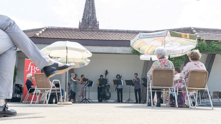 Musiker des Freiburger Barockorchesters auf der Karstadt-Dachterrasse in Freiburg (Foto: Pressestelle, Britt Schilling)
