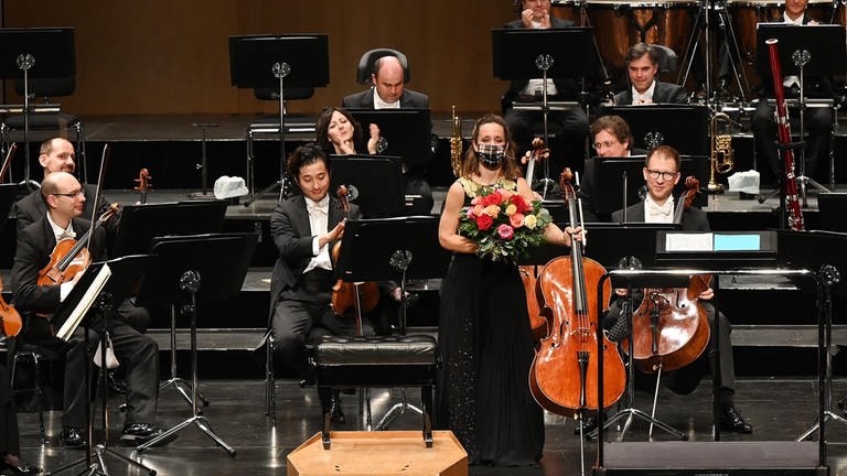 Sol Gabetta mit Maske bei ihrem Konzert mit den Bamberger Philharmonikern im Festspielhaus Baden-Baden. (Foto: Pressestelle, Andrea Kremper)