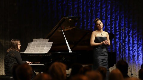 Esther Valentin und Anastasia Grishutina  (Foto: Pressestelle, International Vocal Competiton / Rahul Gandulajage)