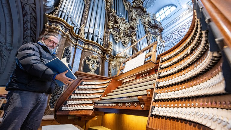 Ludwig Ruckdeschel, Domorganist, steht vor der Orgel im Dom St. Stephan.  (Foto: picture-alliance / Reportdienste, picture alliance/dpa | Armin Weigel)
