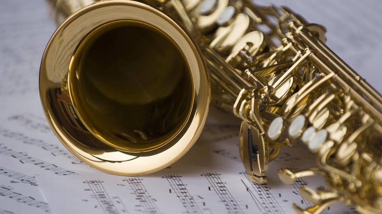 Saxophon auf Noten (Foto: IMAGO, Panthermedia)