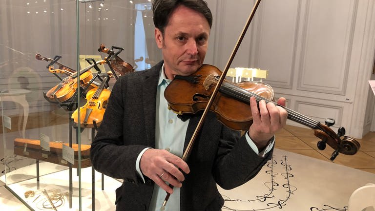 Geigenbaumeister Matthias Kohl mit seinen Geigen im Hofmusikraum im Mannheimer Schloss (Foto: SWR, Eberhard Reuß)