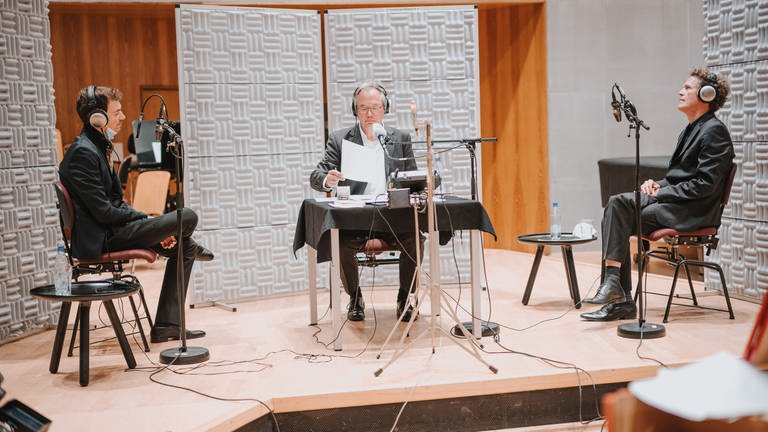 Claus Heinrich diskutiert mit Elisabeth von Thadden und Wolfram Eilenberger (zugeschaltet) über die Sehnsucht nach Gemeinschaft. Die Musik kommt live aus dem Studio von Valer Sabadus (Countertenor) und Mitgliedern des Freiburger Barockorchesters. 