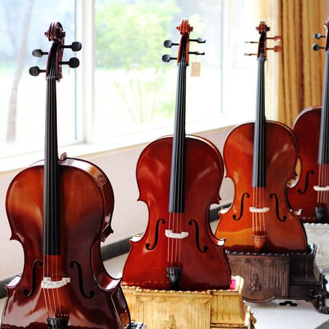 Geigen in der Werkstatt einer Fabrik in Beijing, China (Gaochun Stadt)