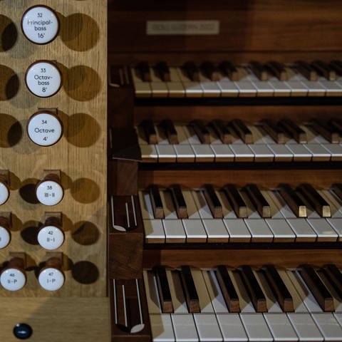 Blick auf Registerzüge mit Spieltisch der Orgel in der Marktkirche zum Heiligen Geist.