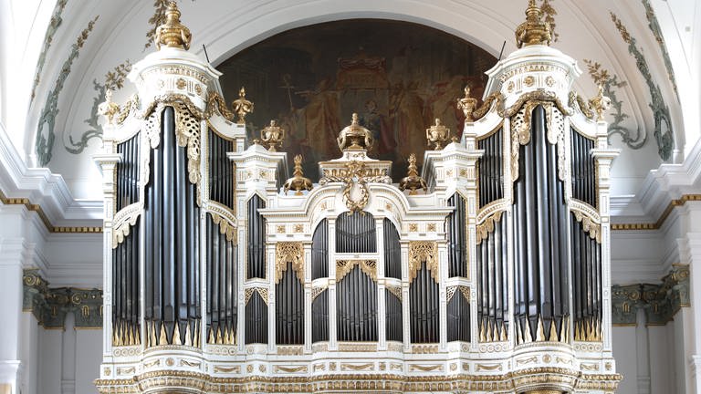 Schauseite der Dreymann-Orgel, St. Ignaz, Mainz: Silberne Pfifen, weiß-goldene Fassade.  (Foto: SWR, Maria Gnann)