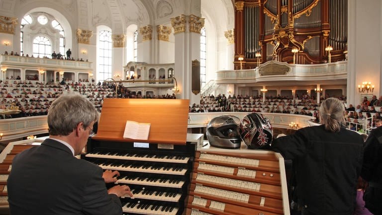 Spieltisch und Organist an der Orgel im Hamburger Michel. (Foto: IMAGO, IMAGO / epd)