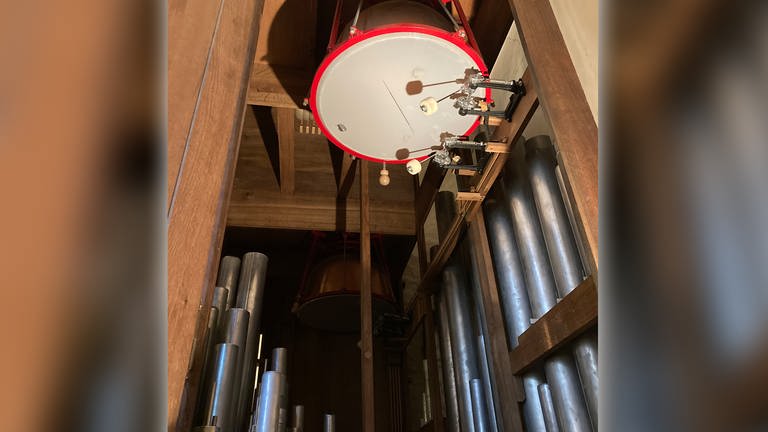 Neben herkömmlichen Orgelpfeifen hängt im Innenraum der Orgel eine Pauke von der Decke. (Foto: SWR, Marie König)