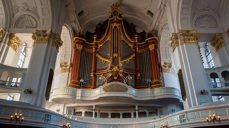 Frontseite der Orgel im Hamburger-Michel (Foto: IMAGO, IMAGO / CHROMORANGE)