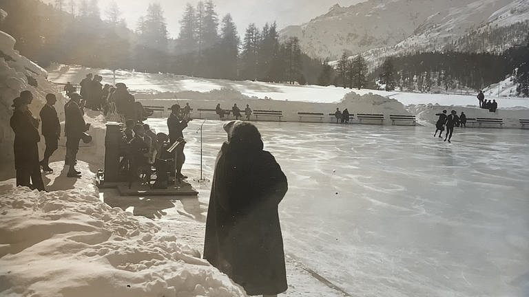Eiskonzert beim Hotel Kurhaus St. Moritz in den 1920er Jahren (Foto: Dokumentationsbibliothek St. Moritz )