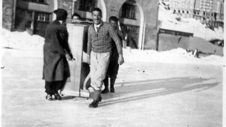 Ein Klaviertransport beim Grand Hotel St. Moritz mit Cornelio Rezzoli (Eismeister) in den 1920er Jahren (Foto: Dokumentationsbibliothek St. Moritz)