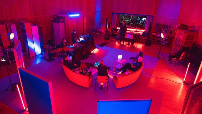 Das SWR-Hörspielstudio im Funkhaus Stuttgart ist nur im roten und blauen Licht erleuchtet und soll an die Atmosphäre des Bix Jazzclubs erinnern. (Foto: SWR, Paul Gärtner )