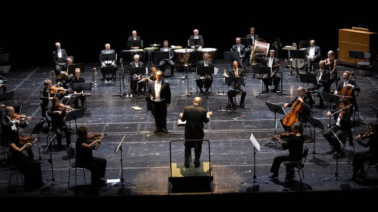 Bühnenaufbau mit Abstand: ein Beispiel des Philharmonischen Staatsorchesters Mainz. (Foto: Pressestelle, Martina Pipprich)