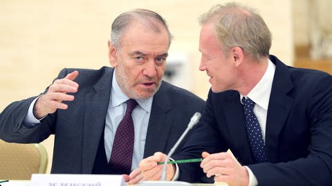 Valery Gergiev (L) and a member of the supervisory board of the National Cultural Heritage foundation, Igor Zelensky  (Foto: picture-alliance / Reportdienste, Foto: Vitaly Nevar/TASS/dpa)