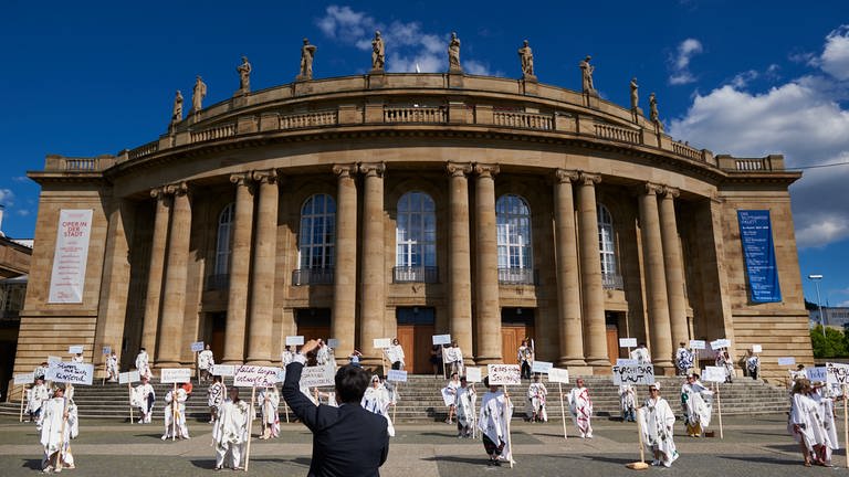 Demo(kratie) mit dem Staatsopernchor vor dem Opernhaus Stuttgart. (Foto: Pressestelle, Matthias Baus)