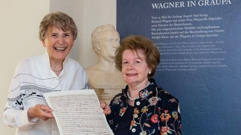 Eva Rieger (l), Musikwissenschaftlerin, und Dagny Beidler, Wagnerurenkelin, und eine originale Kompositionsskizze Richard Wagners
