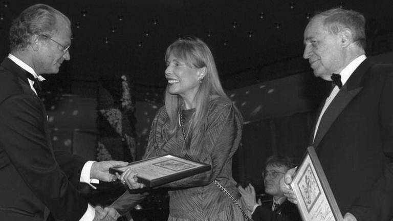 König Carl XVI Gustav übergibt den Polar Musik Prize an Pierre Boulez und Joni Mitchell (Foto: picture-alliance / dpa, picture-alliance / dpa -)