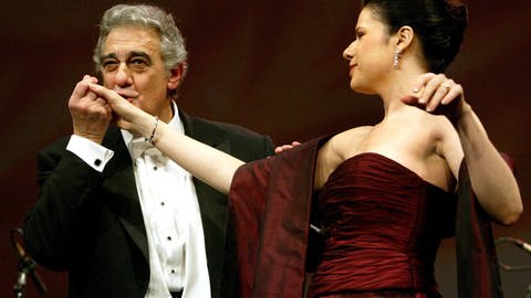  Placido Domingo küsst nur die Hand der Sopranistin Ana Maria Martinez (Foto: picture-alliance / Reportdienste, Jörg Carstensen)
