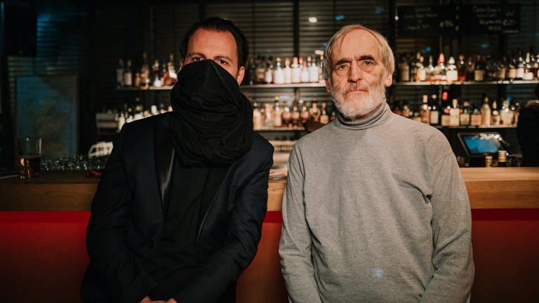 Teodor Currentzis und Helmut Lachenmann posieren vor der Midnight Lounge (Foto: SWR, Ronny Zimmermann / rz-photography.de)