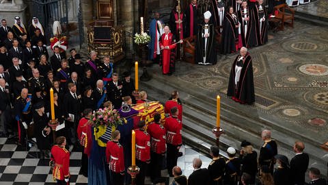 Der Sarg Queen Elizabeth II. in Westminster Abbey (Foto: picture-alliance / Reportdienste, picture alliance / ASSOCIATED PRESS | Gareth Fuller)