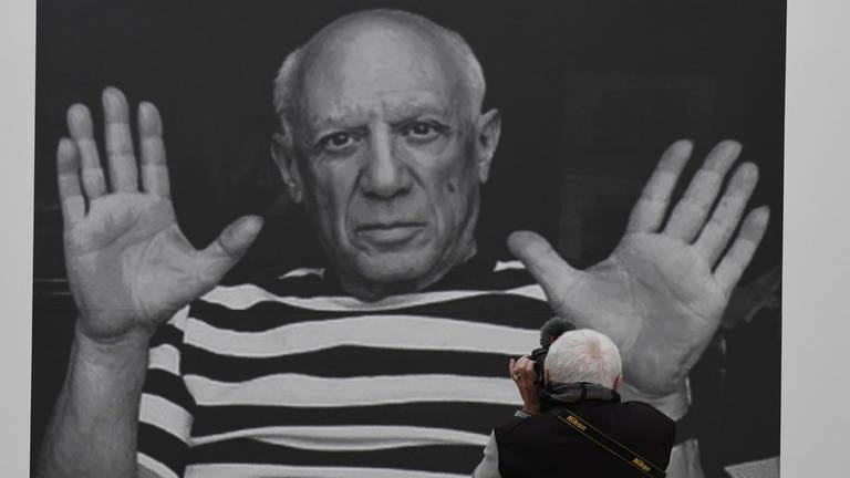 Medienschaffender fotografiert beim einem Presserundgang ein riesiges Porträt von Pablo Picasso, in der Fondation Beyeler in Riehen (2019). (Foto: IMAGO, IMAGO / Winfried Rothermel)