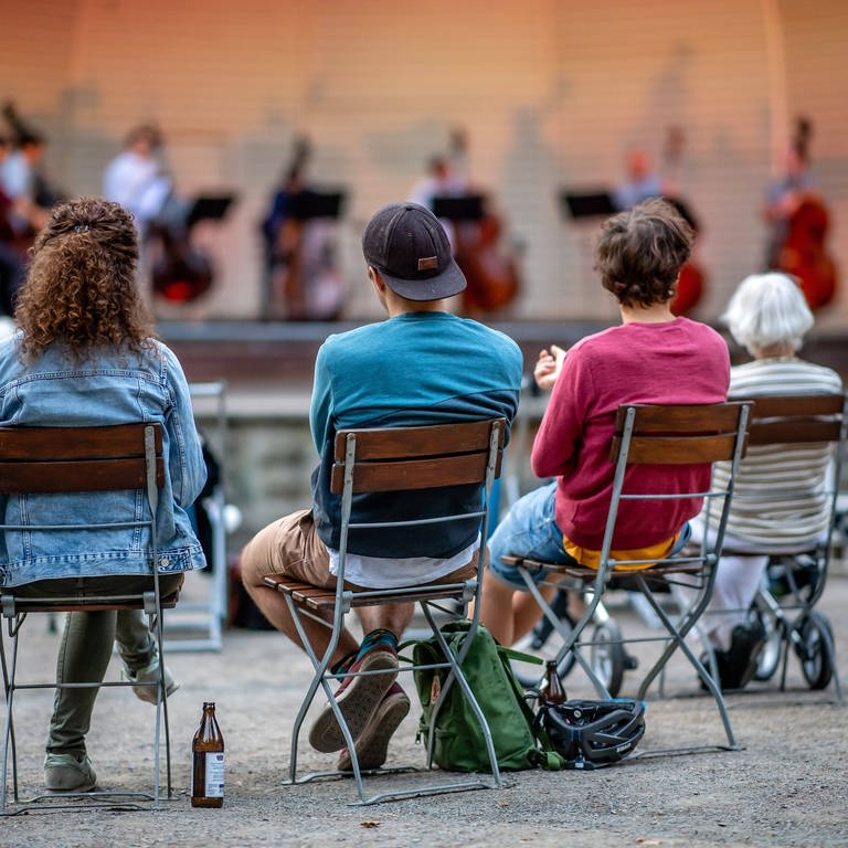 Junge Menschen bei Klassik-Konzert (Dresden, 2020) (Foto: IMAGO, Thomas Eisenhuth)