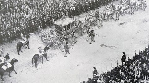 Schwarz-Weiß Bild von der Prozession der Krönung George VI. (Foto: IMAGO, IMAGO / UIG)