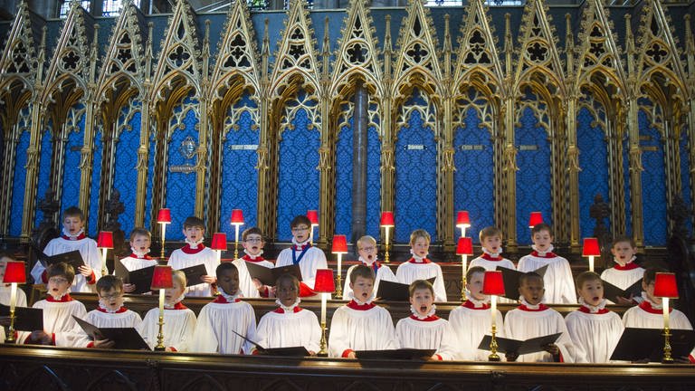 Chorjungen im Chorgestühl von Westminster Abbey (Foto: IMAGO, IMAGO / i Images)