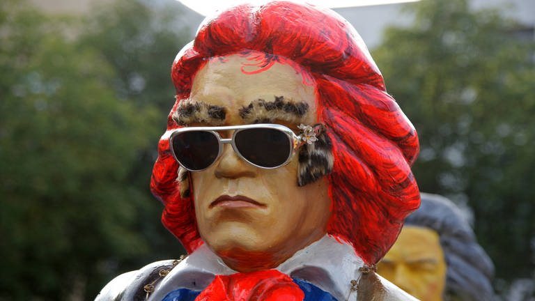 Beethovenfigur mit moderner Sonnenbrille