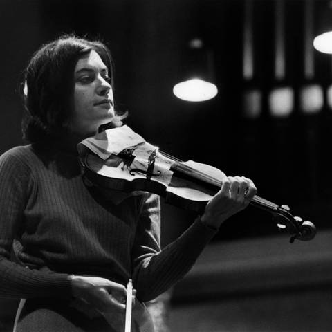 Edith Peinemann mit Geige in der Hand
