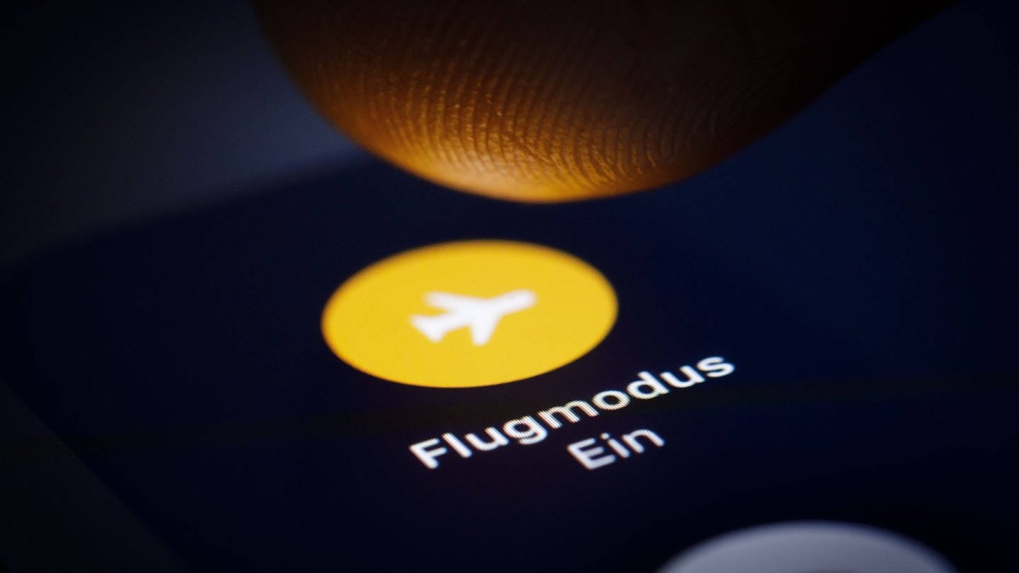 Symbolbild: Flugmodus auf dem Handy (Foto: IMAGO, Imago /Thomas Trutschel / photothek.de)