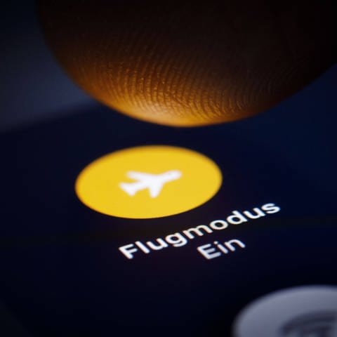 Symbolbild: Flugmodus auf dem Handy (Foto: IMAGO, Imago /Thomas Trutschel / photothek.de)