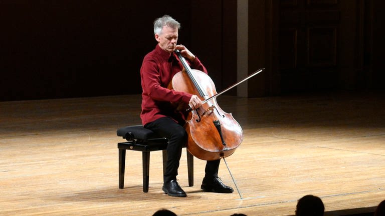 Alban Gerhardt auf der Bühne am Cello (Foto: IMAGO, Imago CTK Photo Katerina Sulova)