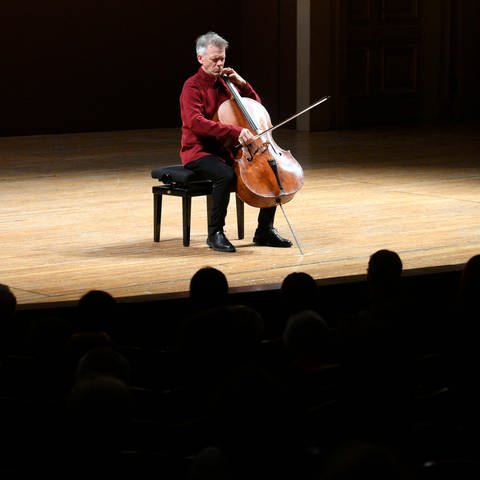 Alban Gerhardt auf der Bühne am Cello
