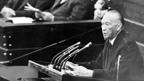 Bundeskanzler Konrad Adenauer spricht in Bonn (Foto: IMAGO, IMAGO / United Archives International)