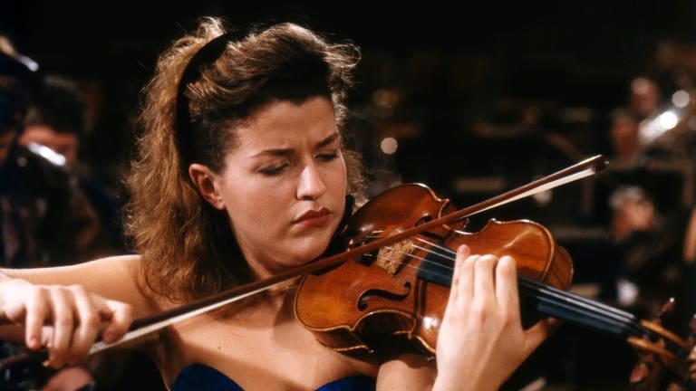 Junge Anne-Sophie Mutter beim Konzert mit Herbert von Karajan (Foto: dpa Bildfunk, Picture Alliance)