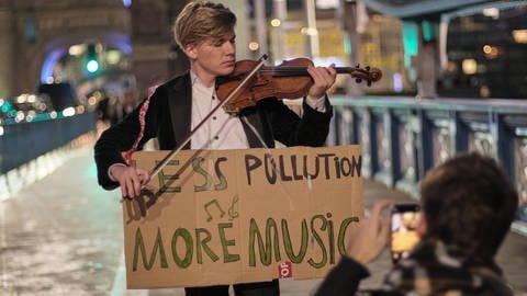Violinist Yury Revich protestiert in London fürs Klima (Foto: IMAGO, VXimages.com)