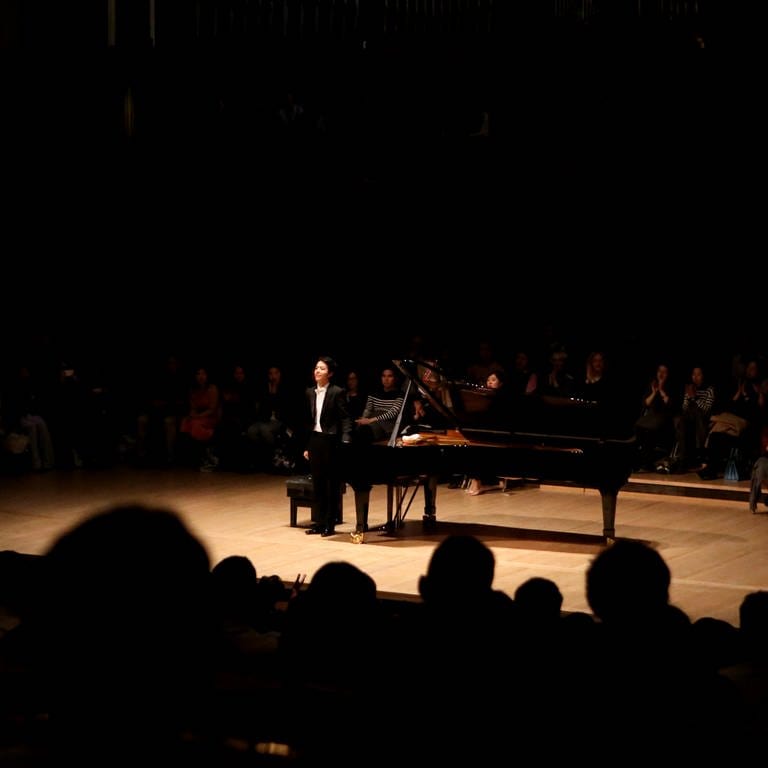 Pianist auf einer Bühne nach einem Konzert vor Publikum  (Foto: picture-alliance / Reportdienste, Picture Alliance)