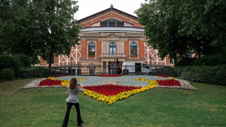 Blumen vor dem Bayreuther Festspielhaus