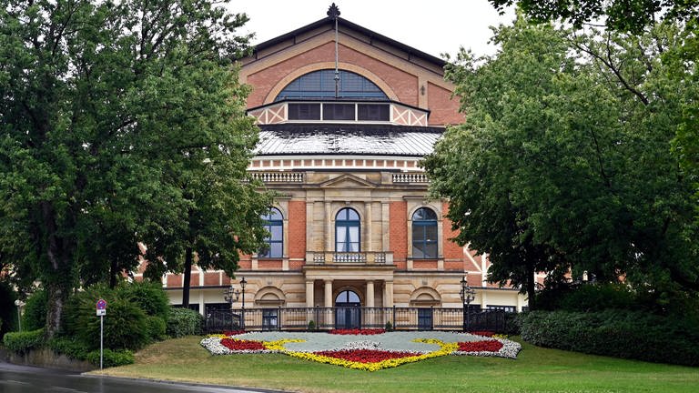 Das Festspielhaus Bayreuth am Grünen Hügel ist der Austragungsort der jährlichen Bayreuther Festspiele, wo Wagners Opern aufgeführt werden.  (Foto: IMAGO, IMAGO / Panama Pictures)