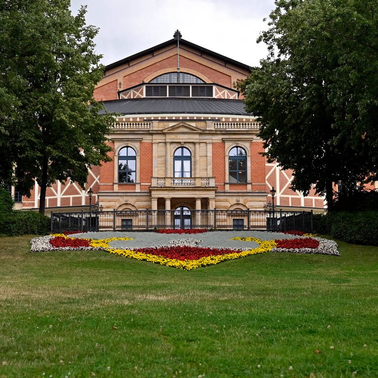 Das Festspielhaus Bayreuth am Grünen Hügel (Foto: IMAGO, Imago, Panama Pictures, Dwi Anoraganingrum)
