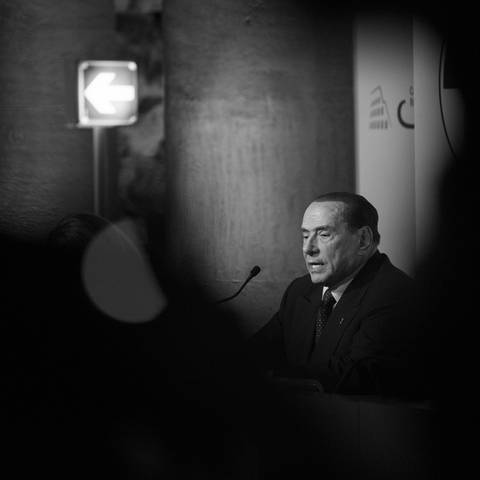 Ein Schwarz-Weiß-Foto von Silvio Berlusconi