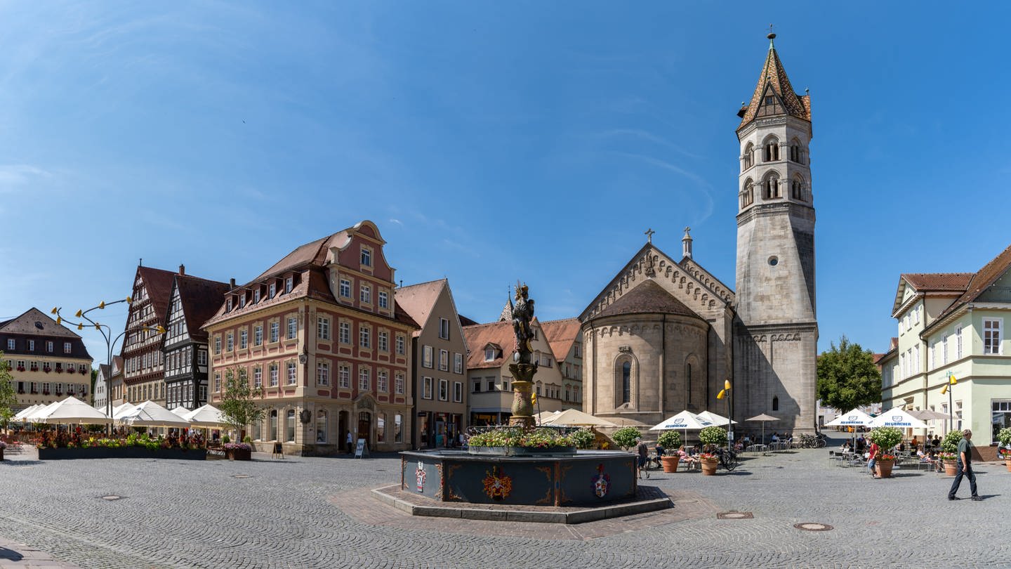 Der Marktplatz in Schwäbisch Gmünd mit dem Marienbrunnen, im Hintergrund ist die Johanniskirche zu sehen (Foto: IMAGO, Imago Pond5)