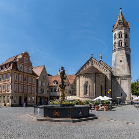 Der Marktplatz in Schwäbisch Gmünd mit dem Marienbrunnen, im Hintergrund ist die Johanniskirche zu sehen