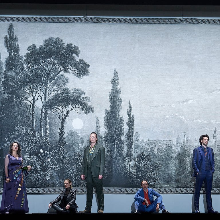 Eine Szene auf der Bühne aus "Le nozze di Figaro" (2023) mit: Peter Kálmán (Bartolo), Rafał Pawnuk (Antonio), Manuel Günther (Basilio), Adriana González (La Contessa di Almaviva)