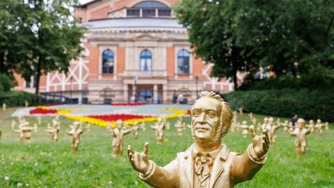 Wagner-Figuren des Konzeptkünstler Ottmar Hörl vor dem Bayreuther Festspielhaus