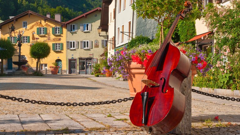 Ein Kontrabass steht in einer pittoresken Stadt (Foto: IMAGO, IMAGO / Shotshop)