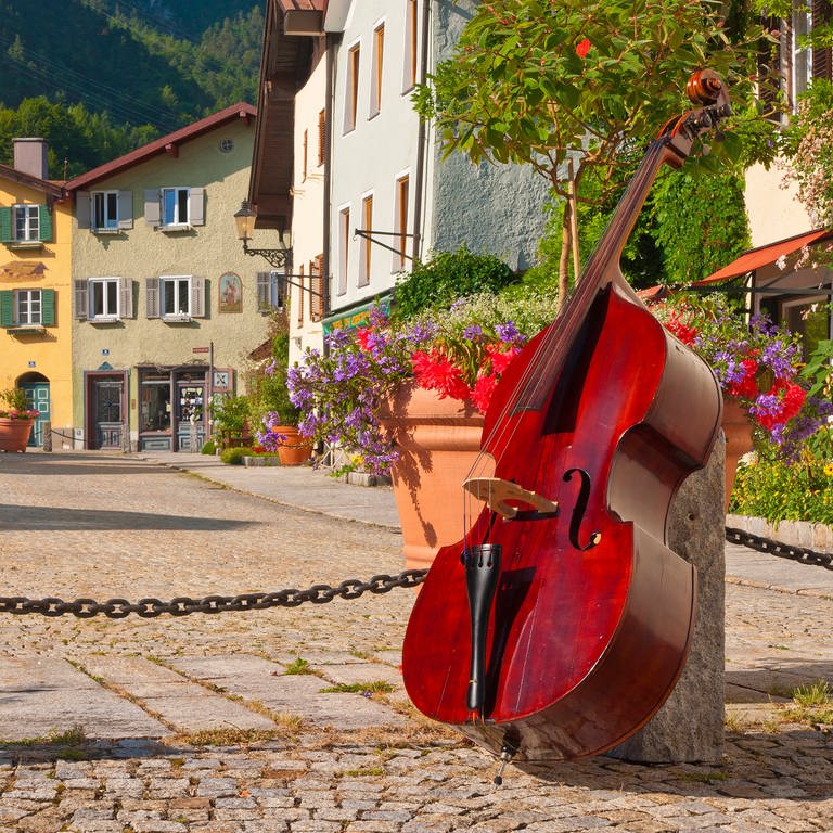 Ein Kontrabass steht in einer pittoresken Stadt (Foto: IMAGO, IMAGO / Shotshop)